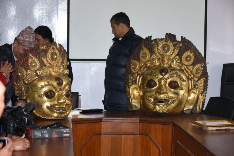 अमेरिकाबाट फिर्ता गरिएका मुकुन्डो र  मूर्ति पुरातत्व विभागलाई हस्तान्तरण