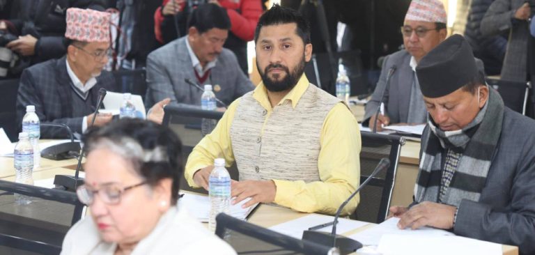 प्रहरीलाई गृहमन्त्रीको निर्देशन, कानून उल्लंङ्घन गर्ने रास्वपाका नेतालाई अरूलाई भन्दा बढी कारबाही गर्नू