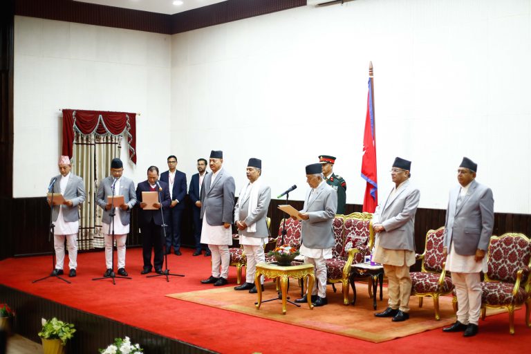 नयाँ सत्ता गठबन्धन : बिनाविभागीय ३ मन्त्रीले लिए शपथ