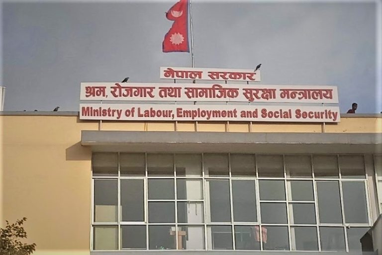 मजदूरको न्यूनतम पारिश्रमिक बढाउँदै सरकार, १७ हजार ३ सयबाट बढेर कति पुग्ला ?