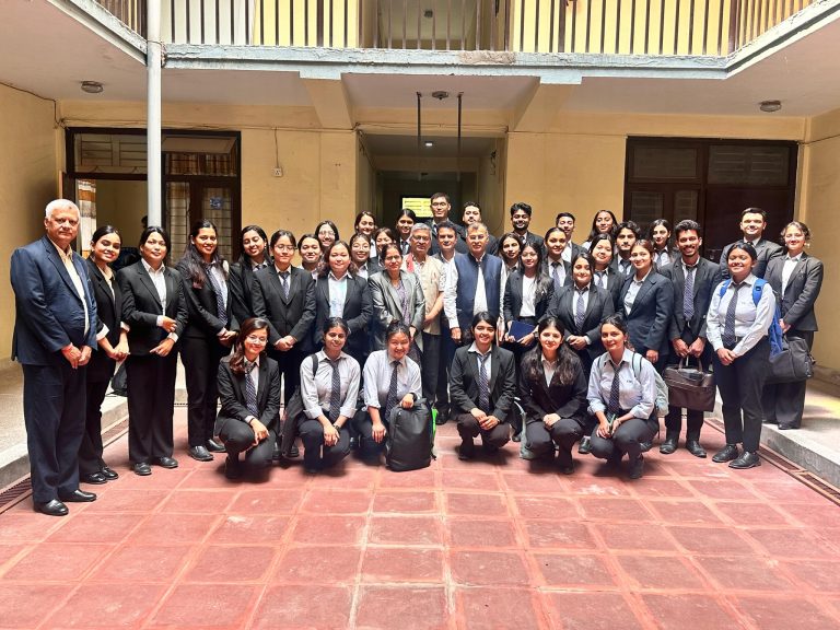 काठमाडौँ स्कूल अफ ल का विद्यार्थीहरूले गरे सूचना आयोगमा अवलोकन भ्रमण