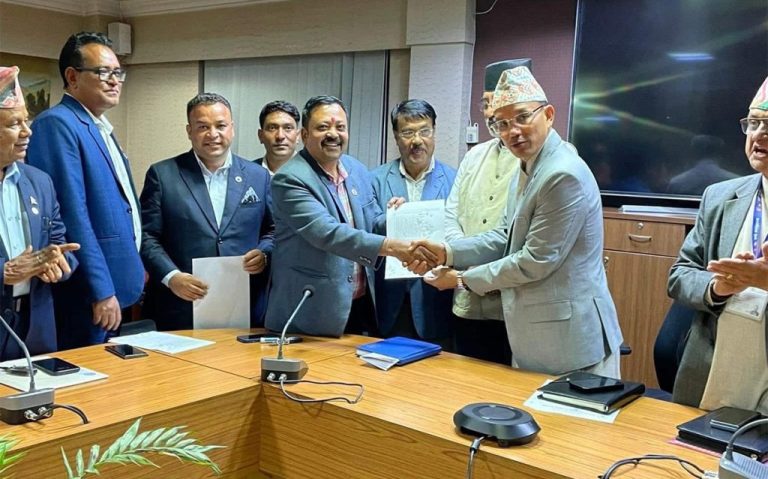 आर्थिक विधेयकले गरेको व्यवस्थाप्रति असन्तुष्टि जनाउँदै आन्दोलनरत सुनचाँदी व्यवसायीसँग सरकारको ६ बुँदे सहमति, आन्दोलत स्थगित
